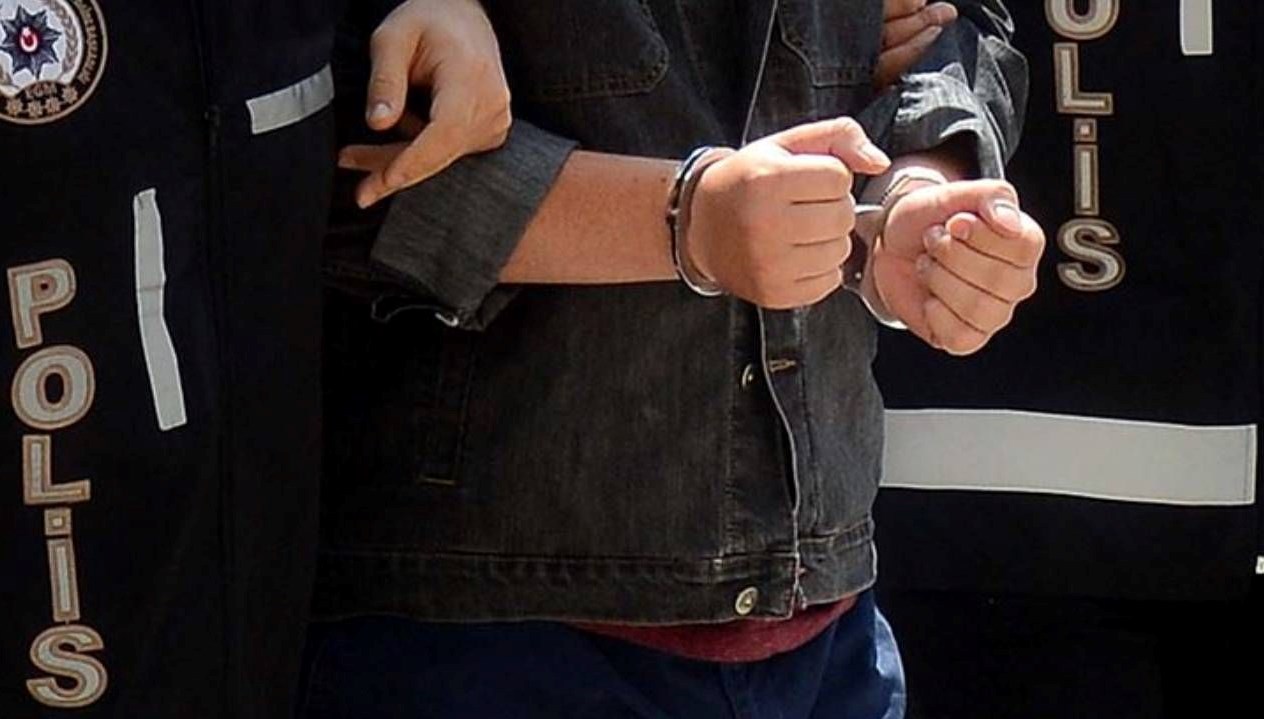 elindeki posetten silahlar cikti tutuklandi VkSvjAf2.jpg