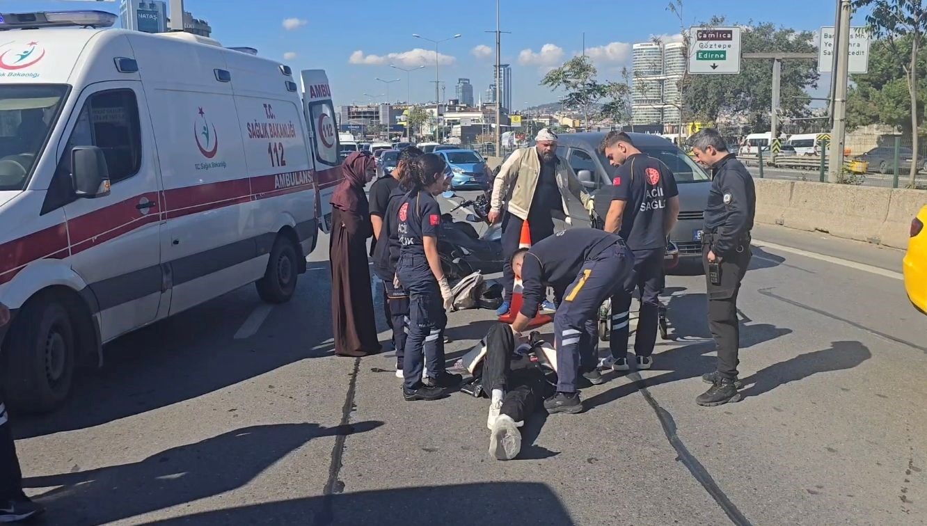 Kadıköy’de sapağı kaçıran otomobil sürücüsü motosiklete çarptı
