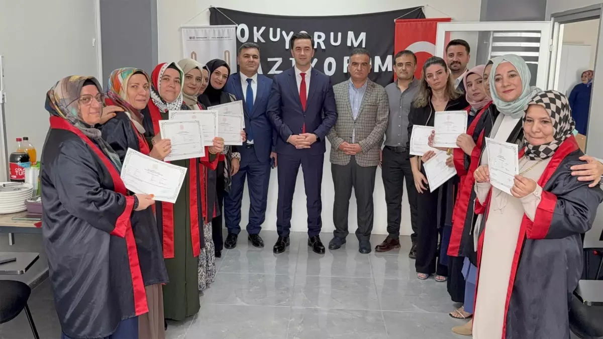 Mardin’de 15 Anne Okuma Yazma Kursunu Tamlayarak Mezun Oldu