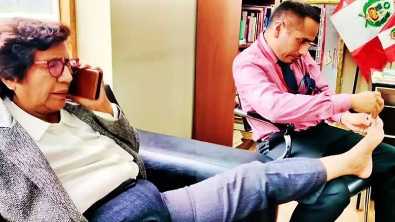 skandal fotograf peruyu karistirdi solcu milletvekili meclisteki ofisinde yardimcisina ayak tirnaklarini kestirdi Fefi9csH.jpg