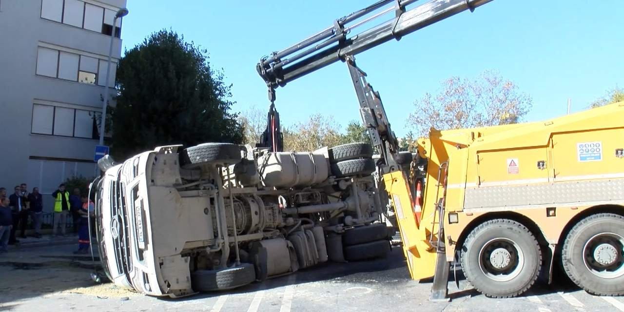 yukunu bosaltan hafriyat kamyonu devrildi NKTwr8WZ.jpg