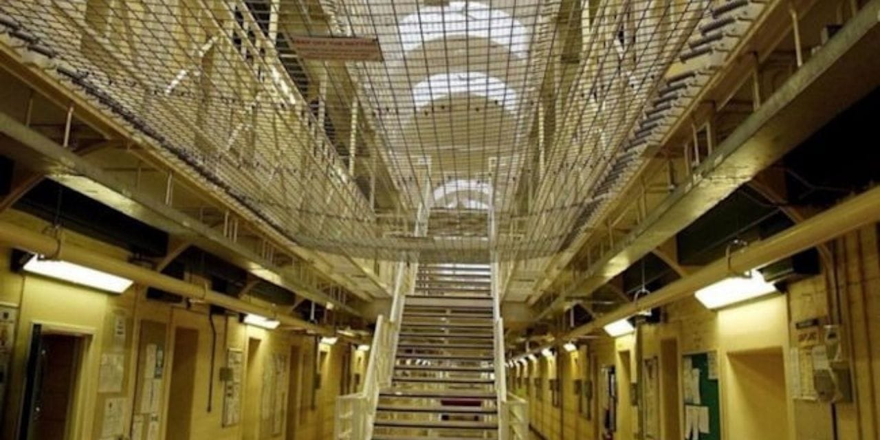 2 yasindaki uvey kizini vahsice oldurdu hapiste olduruldu basi ve bogazi kesildi 2VS2bbFg.jpg